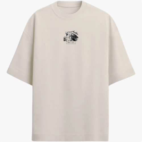 Camiseta com estampa frontal de uma ilustração detalhada de personagem com máscara e cabelo desordenado e estampa traseira de um herói imponente em cenário urbano.