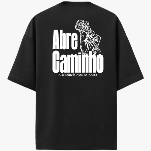 Camiseta com estampa frontal de chaves cruzadas e estampa traseira de mão segurando chave, junto com a frase "Abre Caminho o sentinela está na porta".