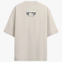 Camiseta com estampa frontal de texto “IRON DISCIPLINE” acompanhada de setas e estampa traseira com logotipo “IRON DISCIPLINE INC” em destaque.