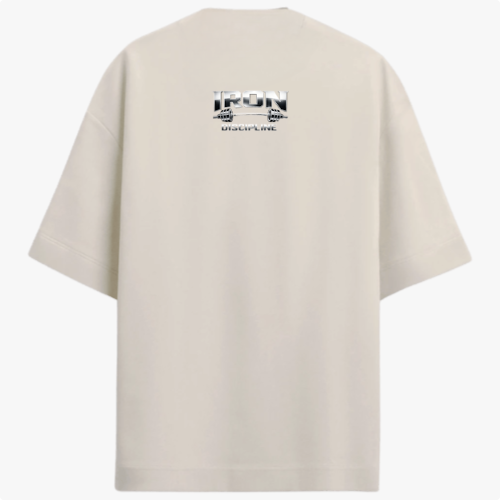 Camiseta com estampa frontal de texto “IRON DISCIPLINE” acompanhada de setas e estampa traseira com logotipo “IRON DISCIPLINE INC” em destaque.
