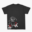 Camiseta com estampa traseira de rosto estilizado gritando, olhos brilhantes, mãos abertas e números "67" em vermelho sobre as mãos.