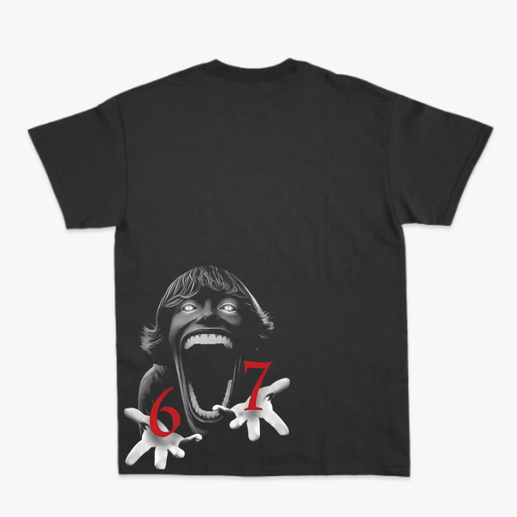 Camiseta com estampa traseira de rosto estilizado gritando, olhos brilhantes, mãos abertas e números "67" em vermelho sobre as mãos.