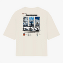 Camiseta com estampa frontal de carro esportivo sob montanhas nevadas, logo e informações técnicas da marca em destaque.