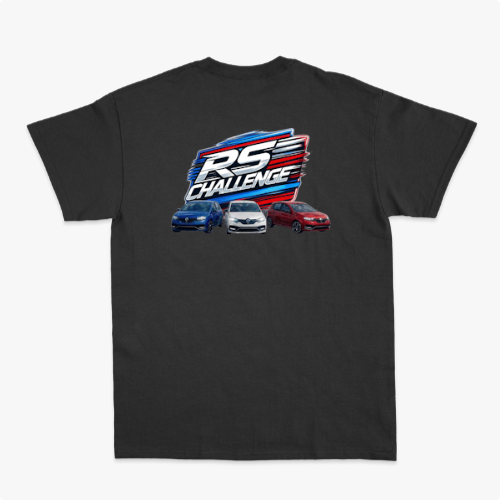 Camiseta com estampa frontal de "RS Challenge" estilizado e estampa traseira de "RS Challenge" maior com três carros em perspectiva detalhada.