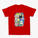 Camiseta com estampa frontal de assinatura estilizada em caligrafia cursiva e estampa traseira de diversos personagens em estilo cartunesco rodeados por elementos coloridos.