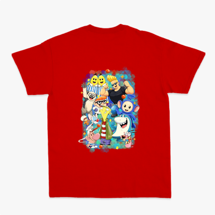 Camiseta com estampa frontal de assinatura estilizada em caligrafia cursiva e estampa traseira de diversos personagens em estilo cartunesco rodeados por elementos coloridos.