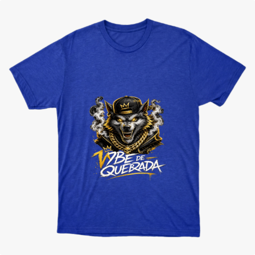 Camiseta com estampa frontal de lobo antropomórfico usando boné e correntes, cercado por fumaça, acima da frase estilizada "Vibe de Quebrada".