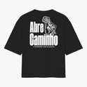 Camiseta com estampa frontal de duas chaves cruzadas estilizadas e estampa traseira de mão segurando chave com texto "Abre Caminho, o sentinela está na porta".