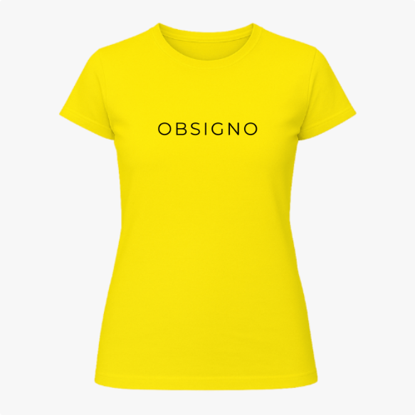 Camiseta com estampa frontal de texto minimalista apresentando a palavra "OBSIGNO" em um estilo simples e moderno.