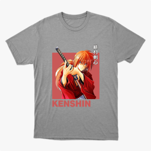 Camiseta com estampa frontal de personagem de anime empunhando uma espada, com cabelo laranja e trajando kimono, sobre fundo destacado, acompanhada por texto.