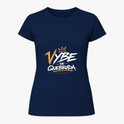 Camiseta com estampa frontal de texto estilizado "Vybe de Quebrada" acompanhado de coroa e linha embaixo, em um design dinâmico e urbano.