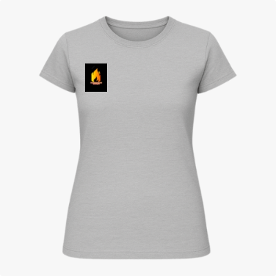 Camiseta com estampa frontal de chama pequena e estampa traseira de chama grande com texto "INCENDEIE SEU CORAÇÃO" sobreposta.