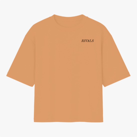 Camiseta com estampa frontal de texto "RIVALS" e estampa traseira de carros de corrida sobrepostos por "RIVALS", com a frase "THE LAST LAP WAS NEVER JUST A LAP".