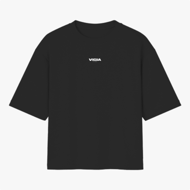 Camiseta com estampa frontal de logo pequeno escrito “VIGIA” no centro e estampa traseira de controle de videogame com frase “DEUS ESTÁ NO CONTROLE”.