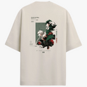 Camiseta com estampa frontal de dois rostos de perfil acompanhados de texto e estampa traseira de dois personagens em ação com elementos gráficos e texto.