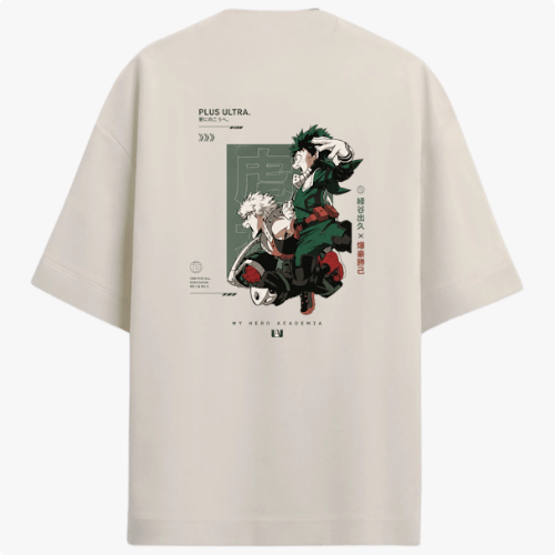 Camiseta com estampa frontal de dois rostos de perfil acompanhados de texto e estampa traseira de dois personagens em ação com elementos gráficos e texto.