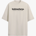 Camiseta com estampa frontal de "brahmacharya energia consciente" e estampa traseira de "yamas" com lista de conceitos como "satya" e "aparigraha".