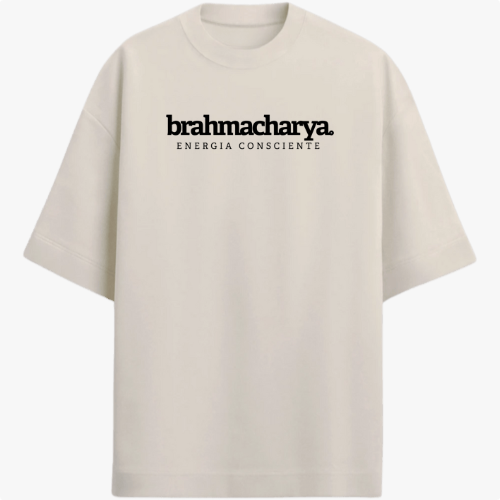 Camiseta com estampa frontal de "brahmacharya energia consciente" e estampa traseira de "yamas" com lista de conceitos como "satya" e "aparigraha".