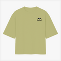 Camiseta com estampa frontal de logotipo icônico e estampa traseira de figura estilizada de piloto com texto imponente em fundo contrastante.