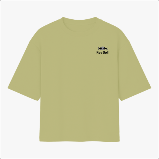 Camiseta com estampa frontal de logotipo icônico e estampa traseira de figura estilizada de piloto com texto imponente em fundo contrastante.