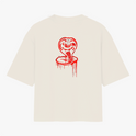 Camiseta com estampa frontal de letras estilizadas "No Mercy Club" com efeito escorrido e estampa traseira de uma cobra com capuz erguido e detalhes geométricos.