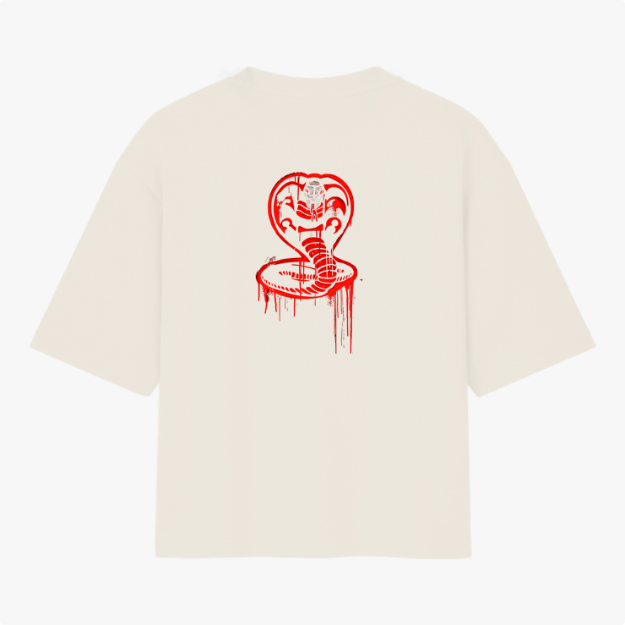 Camiseta com estampa frontal de letras estilizadas "No Mercy Club" com efeito escorrido e estampa traseira de uma cobra com capuz erguido e detalhes geométricos.