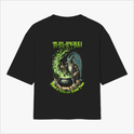 Camiseta com estampa frontal de tipografia criativa "Malavasi" e estampa traseira de feiticeiro com caldeirão e inscrições mágicas detalhadas.