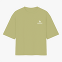 Camiseta com estampa frontal de logotipo discreto com texto pequeno e símbolo estilizado, e estampa traseira de pinguim surfando em onda com texto vibrante.