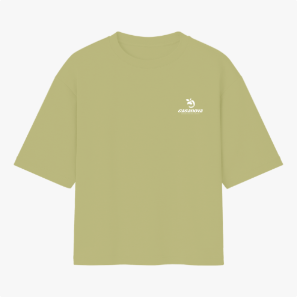 Camiseta com estampa frontal de logotipo discreto com texto pequeno e símbolo estilizado, e estampa traseira de pinguim surfando em onda com texto vibrante.
