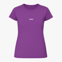 Camiseta com estampa frontal de um discreto logotipo estilizado em fonte moderna.