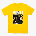Camiseta com estampa frontal de personagem com cabelo prateado, vestindo traje estilizado, entre flores roxas, acompanhada de letras grandes e código de barras.