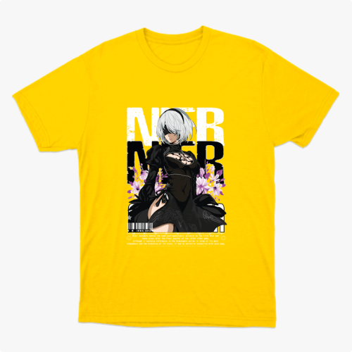 Camiseta com estampa frontal de personagem com cabelo prateado, vestindo traje estilizado, entre flores roxas, acompanhada de letras grandes e código de barras.