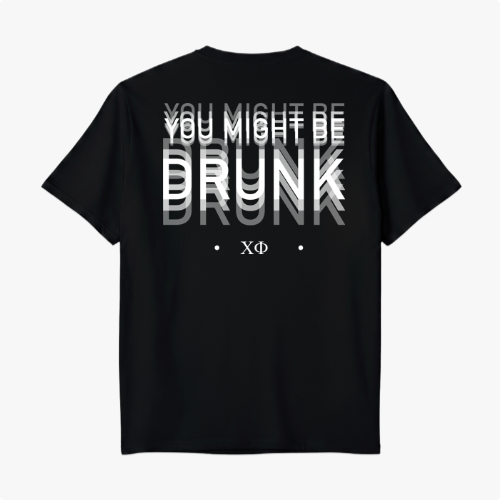 Camiseta com estampa frontal de caracteres estilizados "ΧΦ" e estampa traseira com texto "YOU MIGHT BE DRUNK" em efeito tridimensional e símbolos adicionais.