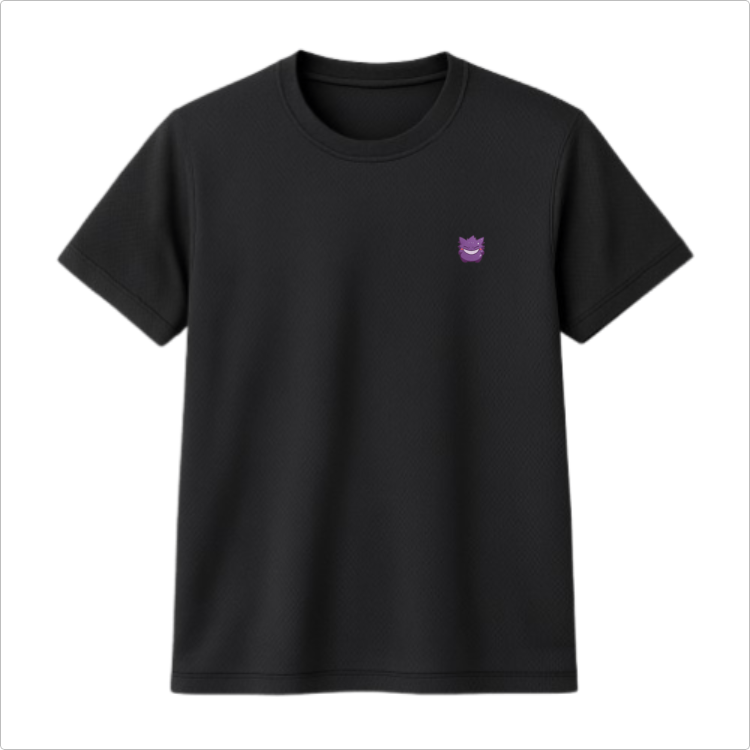 Camiseta com estampa frontal de rosto estilizado em formato simples, com feições marcantes, incluindo olhos fechados e um sorriso largo e enigmático.