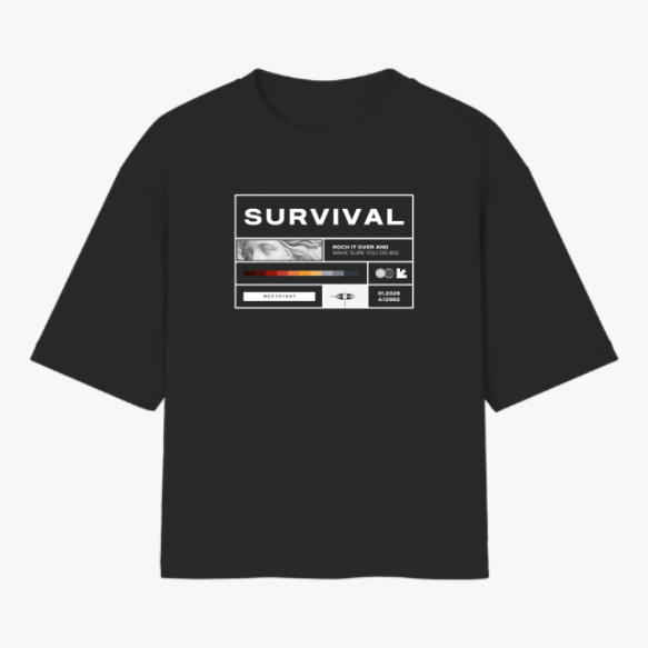 Camiseta com estampa frontal de uma colagem contendo a palavra "SURVIVAL", imagem clássica parcial, barras em cores e diversos símbolos geométricos.