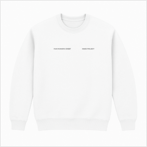 Moletom com estampa frontal de "FAKE RUNNERS ©1997 NINES PROJECT" e estampa traseira de "FAKE RUNNERS 2000’s TRACK CLUB MEMBERS ONLY ©1997".