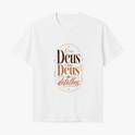 Camiseta com estampa frontal de texto estilizado "O meu Deus é um Deus de detalhes" e estampa traseira com pequeno logotipo "Santa Veste" acima de cruz.