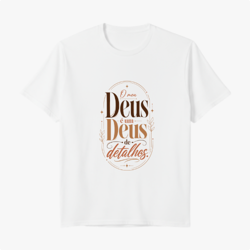 Camiseta com estampa frontal de texto estilizado "O meu Deus é um Deus de detalhes" e estampa traseira com pequeno logotipo "Santa Veste" acima de cruz.