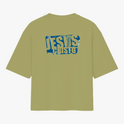 Camiseta com estampa frontal de "Jesus Cristo" em efeito desgastado e estampa traseira ampliada do mesmo motivo com visual rústico.