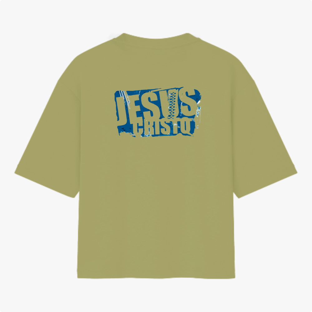 Camiseta com estampa frontal de "Jesus Cristo" em efeito desgastado e estampa traseira ampliada do mesmo motivo com visual rústico.