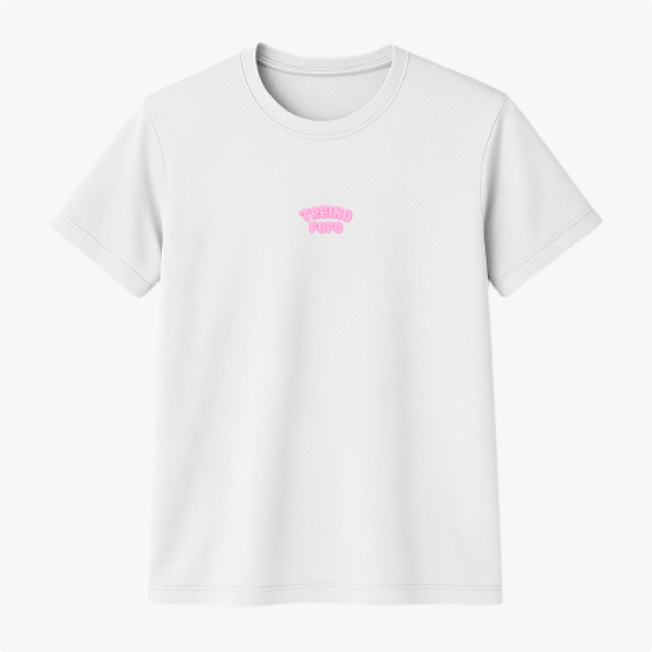Camiseta com estampa frontal de texto estilizado "TREINO FOFO" em letras destacadas, formando uma composição visual única e divertida.