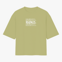 Camiseta com estampa frontal de três repetições da palavra "CÓSMICO" em alinhamento vertical, utilizando um contorno detalhado.