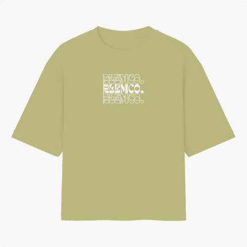 Camiseta com estampa frontal de três repetições da palavra "CÓSMICO" em alinhamento vertical, utilizando um contorno detalhado.