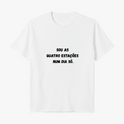 Camiseta com estampa frontal de frase estilizada: "Sou as quatro estações num dia só.", exibindo texto centralizado em letras destacadas.