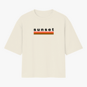 Camiseta com estampa frontal de texto "sunset" em letras minúsculas acima de duas listras horizontais, uma vermelha e outra amarela.