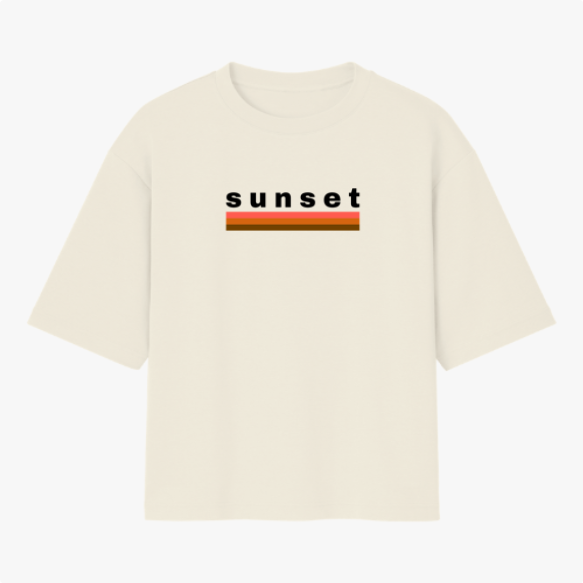 Camiseta com estampa frontal de texto "sunset" em letras minúsculas acima de duas listras horizontais, uma vermelha e outra amarela.