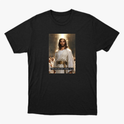 Camiseta com estampa frontal de figura central com cabelos longos e barba, cercada por pessoas em trajes claros, sobre fundo luminoso; texto pequeno na parte inferior.