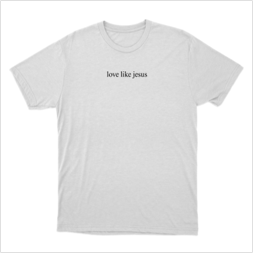 Camiseta com estampa frontal de frase "love like jesus" centralizada, escrita em fonte discreta e minimalista, promovendo uma mensagem inspiradora.