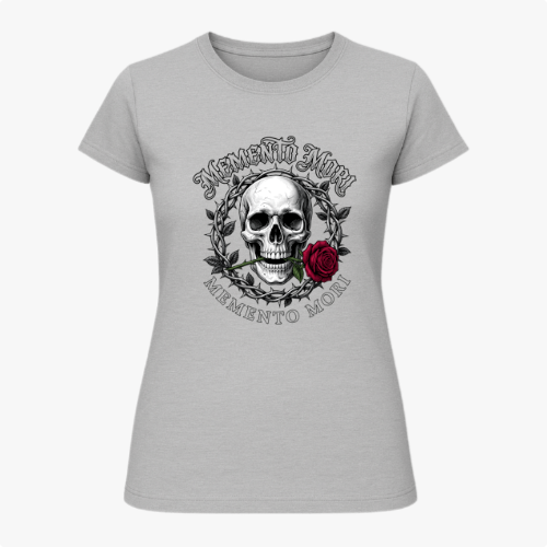 Camiseta com estampa frontal de caveira envolta por uma coroa de folhas, acompanhada de rosa vermelha e frase "Memento Mori" em estilo gótico.