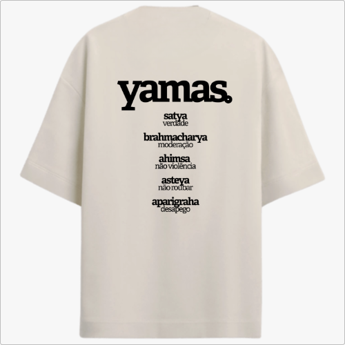 Camiseta com estampa frontal de palavras "satya" e "VERDADE" e estampa traseira com "yamas" seguido de uma lista de princípios como "satya", "brahmacharya".